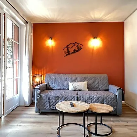 T3 Renove Avec Balcon, Vue Montagne Et Parking. *